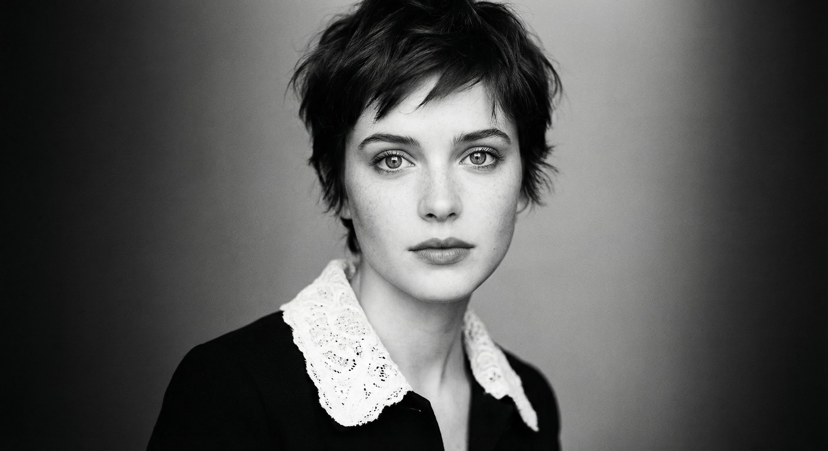 电影感、超现实主义的单色肖像照