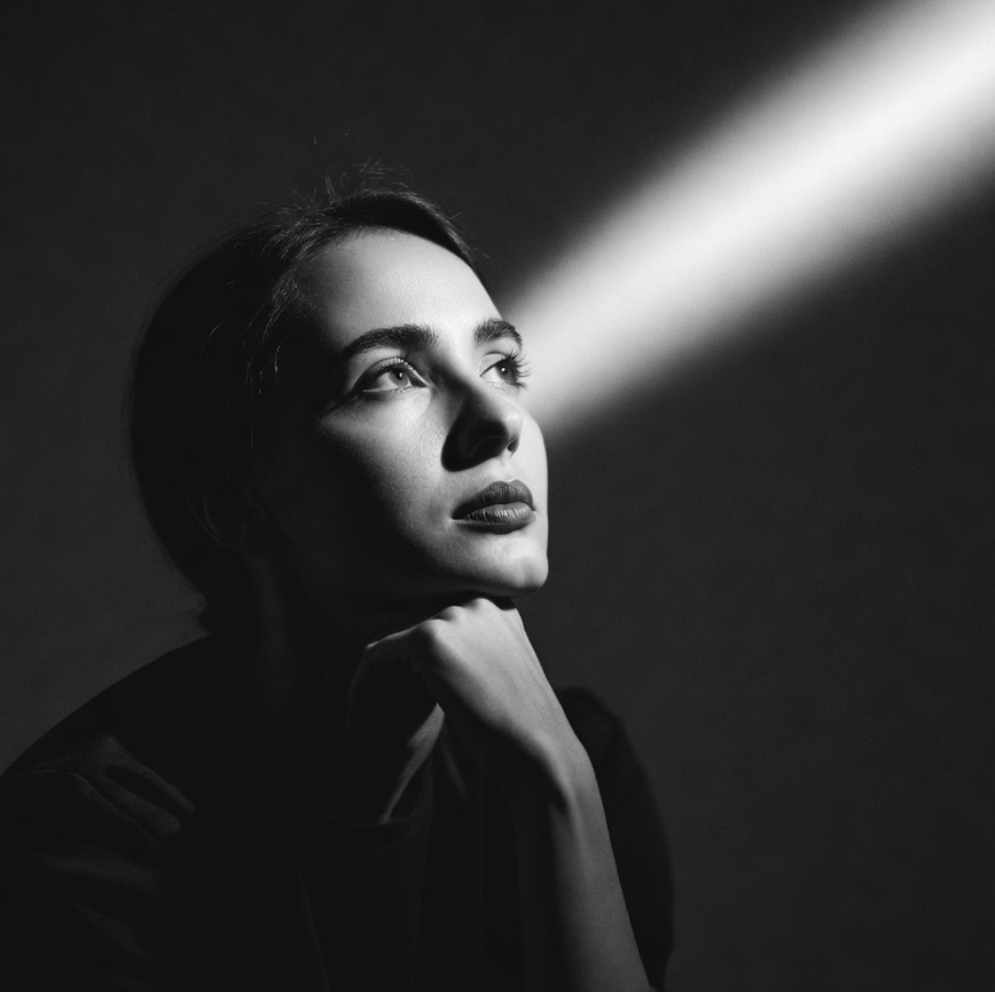 黑白之上：剥离浮华，直抵内心