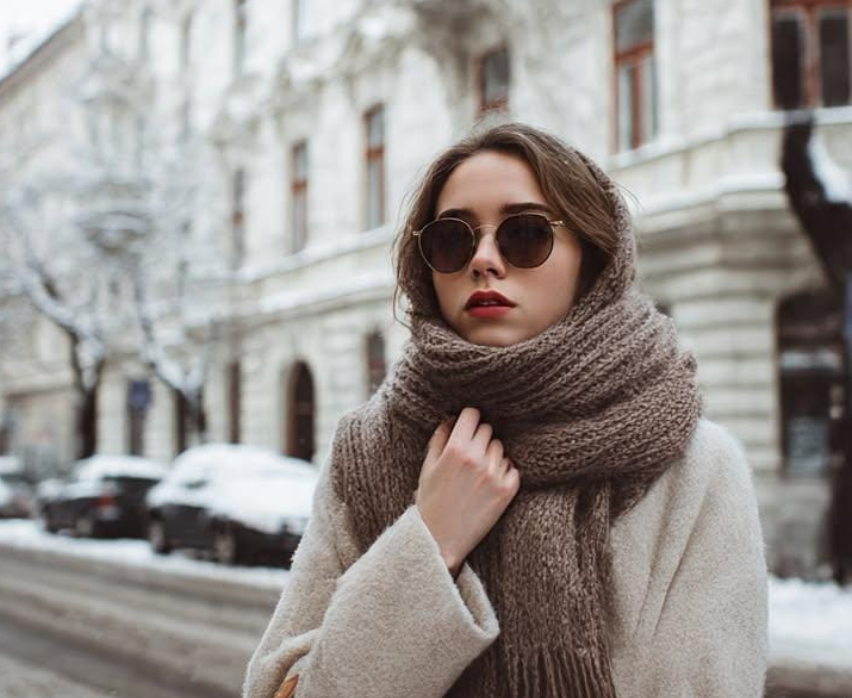 积雪街道上的时尚女性